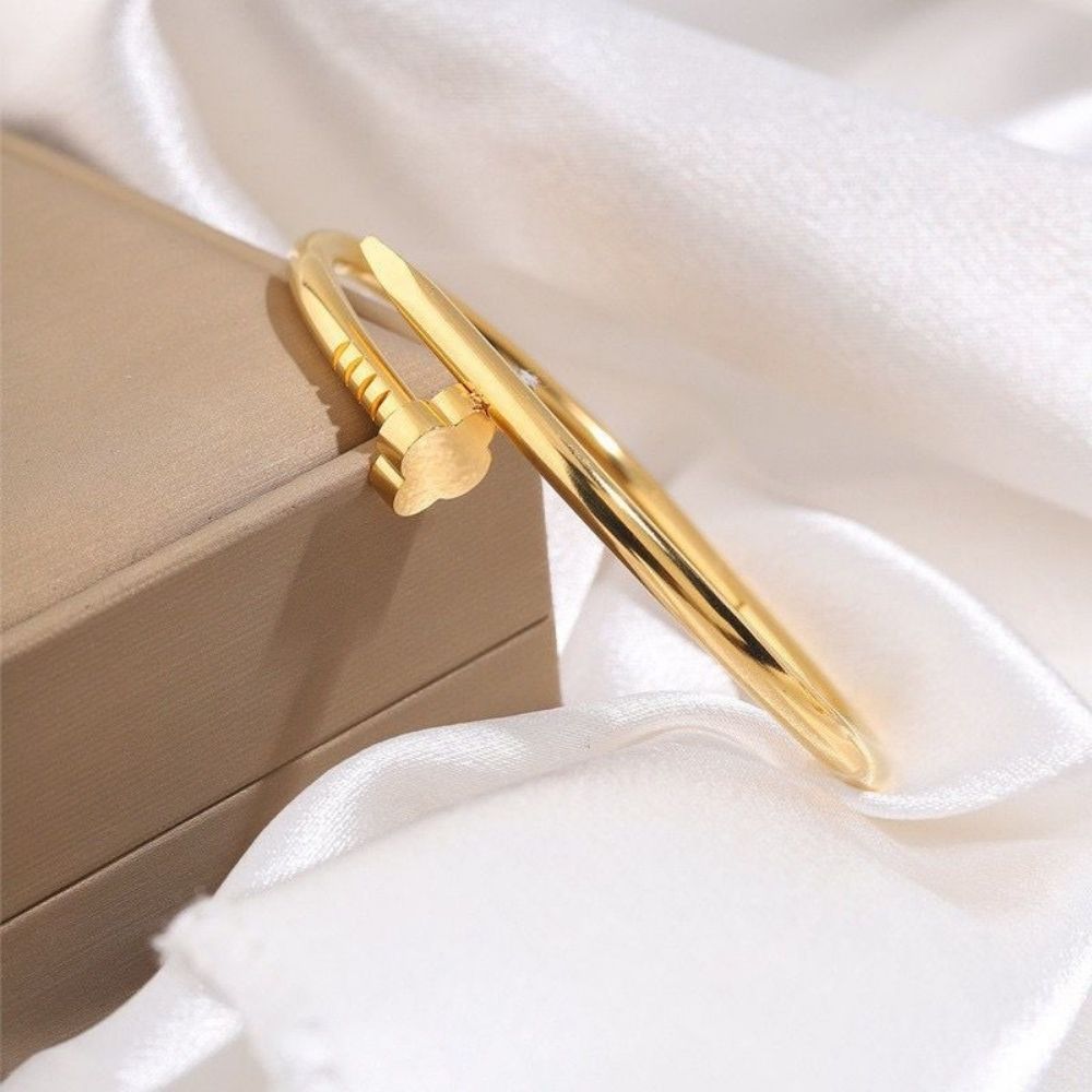 Golden Four-Leaf Flower Bracelet